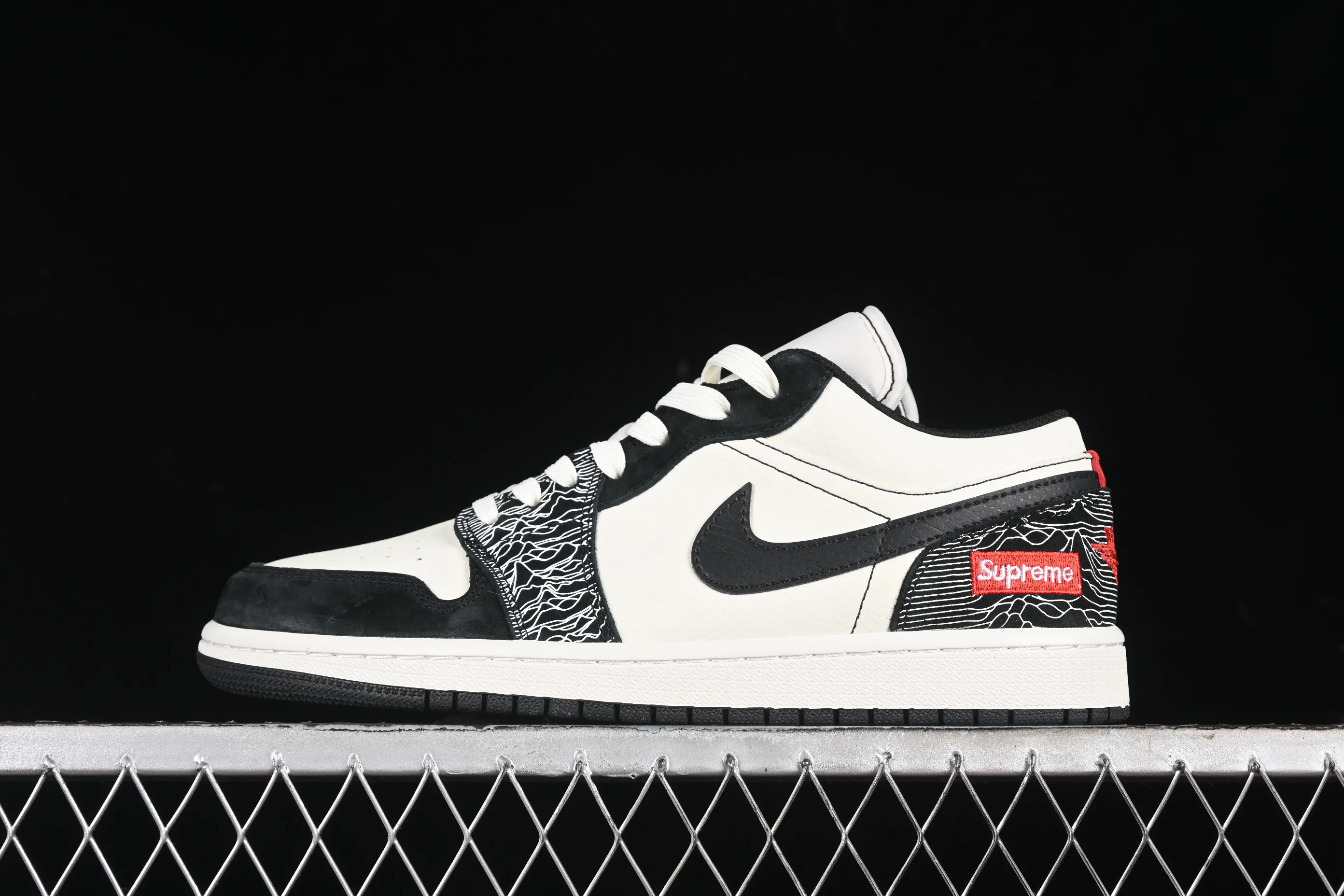 All categories Air Jordan Jordan series basketball shoes Air Jordan 1 Low High-end customized low-top sneakers Air Jordan 1 Low AJ1 Joe 1 Supreme joint-black and white relief High-end customized low-top retro basketball shoes DC2024-032